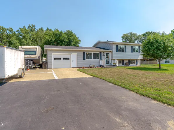 6 Brevet Pl, Bismarck, ND 58504