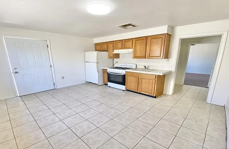 424 E Independence St #1 — Photo 4