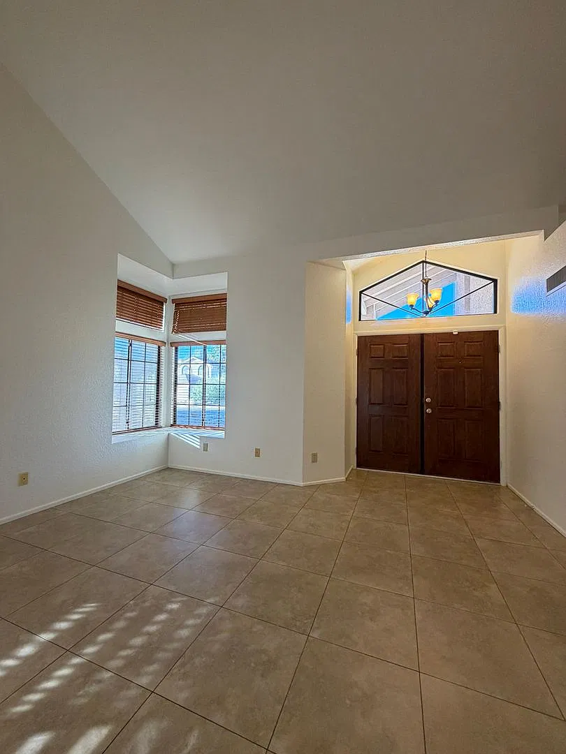 Beautiful 4-Bedroom Home With Mountain Views! — Photo 4
