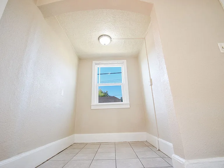 5272 NE 8th Ave — Photo 11
