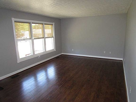 5th image of 120 S Heather Hill Dr