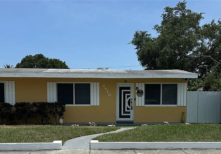 4410 SW 39th St — Photo 1