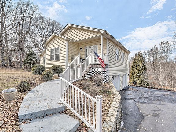 4th image of 1615 Morewood Rd