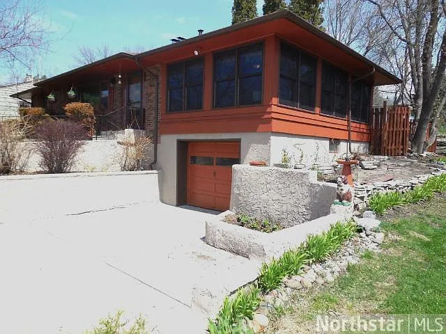 4 bed, 2002 sqft, $3,150 — Photo 2