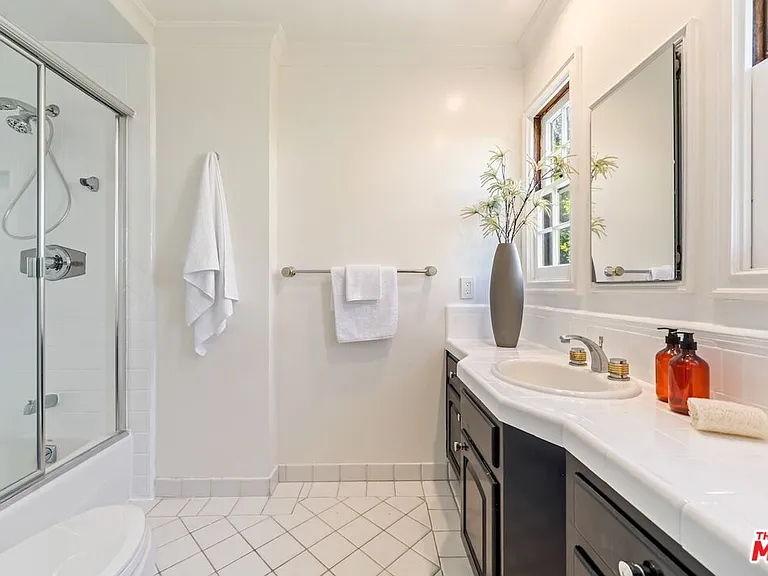 628 N Sierra Dr — Photo 28