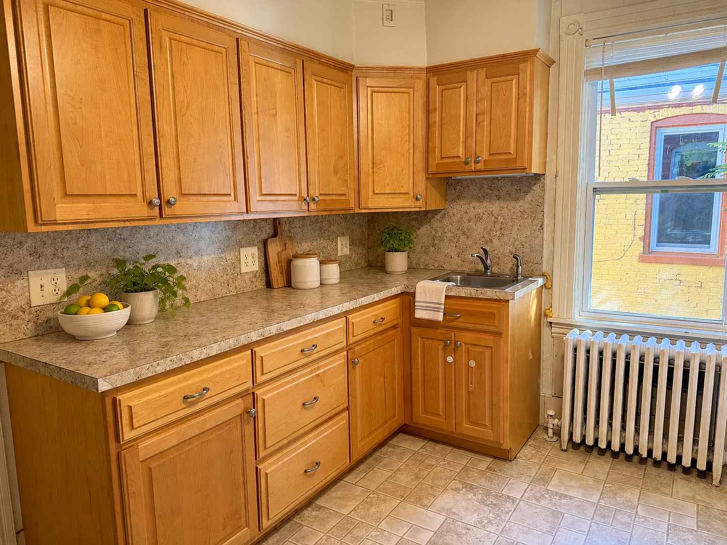 Spacious 2 bedroom 1.5 bathroom Victorian Style Apartment in Lancaster City with Bonus Room! — Photo 4