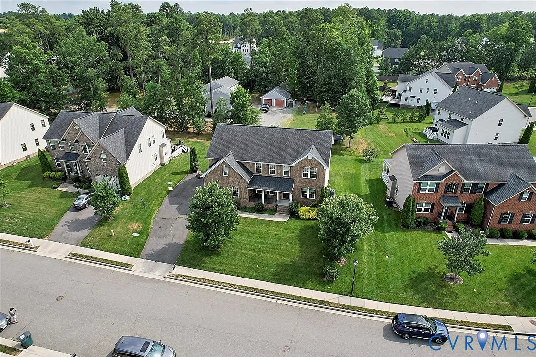 6 bed, 4.0 bath, 5352 sqft, $3,490 — Photo 4