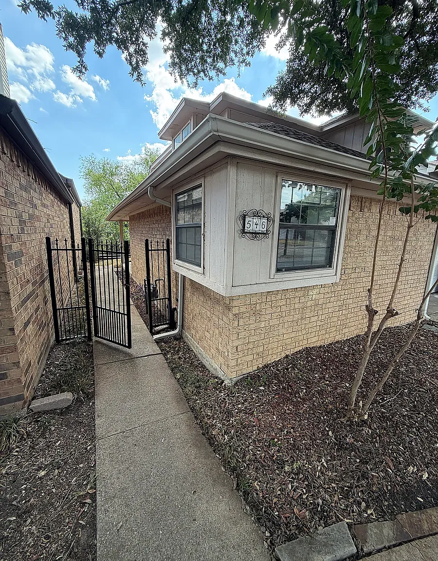 3 bed, 2.5 bath, 1761 sqft, $2,300 — Photo 2