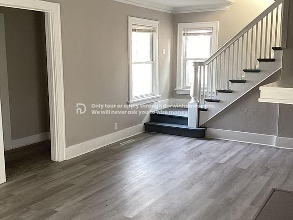 3rd image of 814 W Meadows Pl