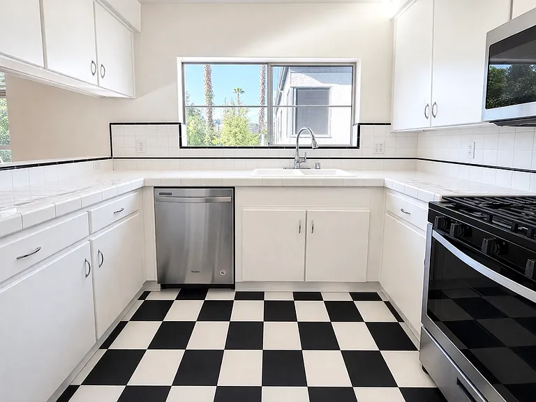 127-133 S Flores St #D2 — Photo 7