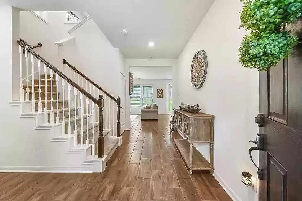 3 bed, 2.5 bath, 2046 sqft, $2,150 — Photo 2