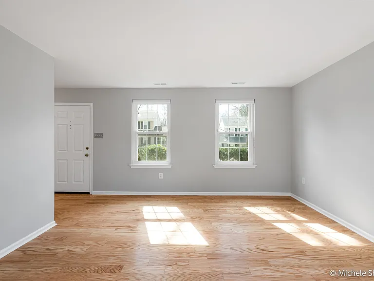 272 Yale Ct — Photo 2