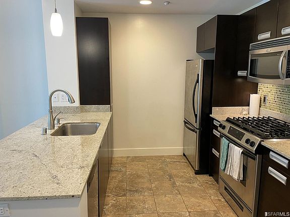 3rd image of 300 Berry St Unit 516