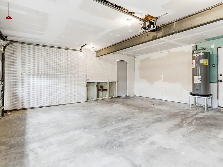 445 Longmeadow St — Photo 40