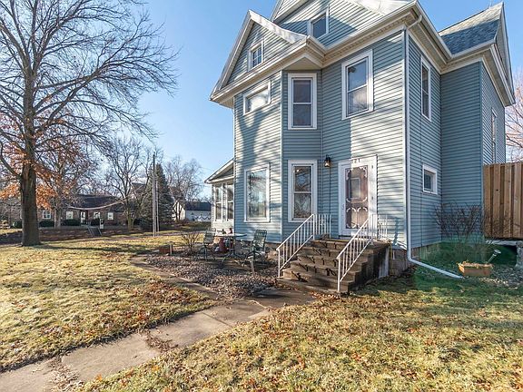 3rd image of 821 College St