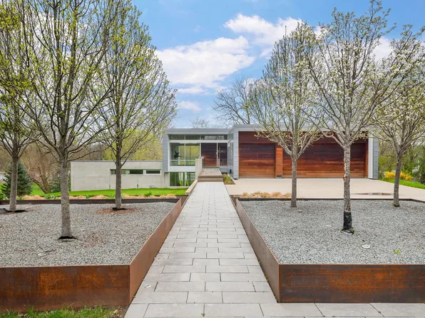 5N770 Pearson Dr, Wayne, IL 60184