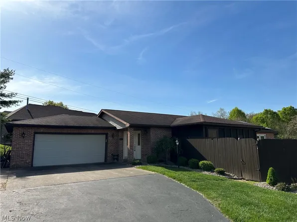 424 Twin Lakes Rd, Parkersburg, WV 26105