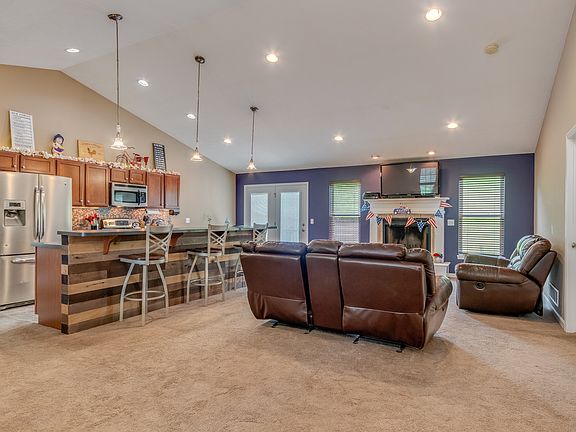 Great rm w/ vaulted ceilings