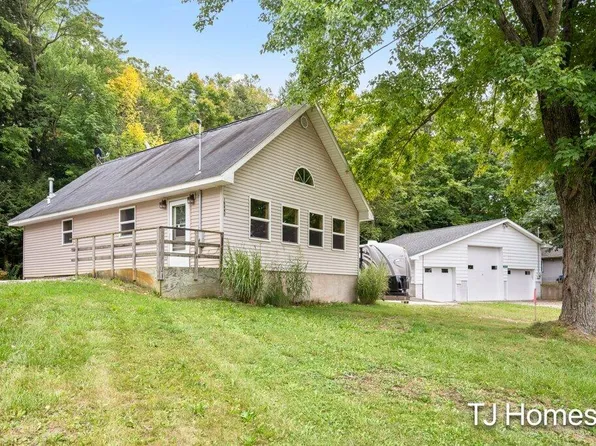 18840 Hillview Blvd, Barryton, MI 49305
