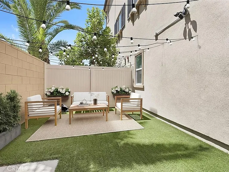 14700 Sherman Way — Photo 15