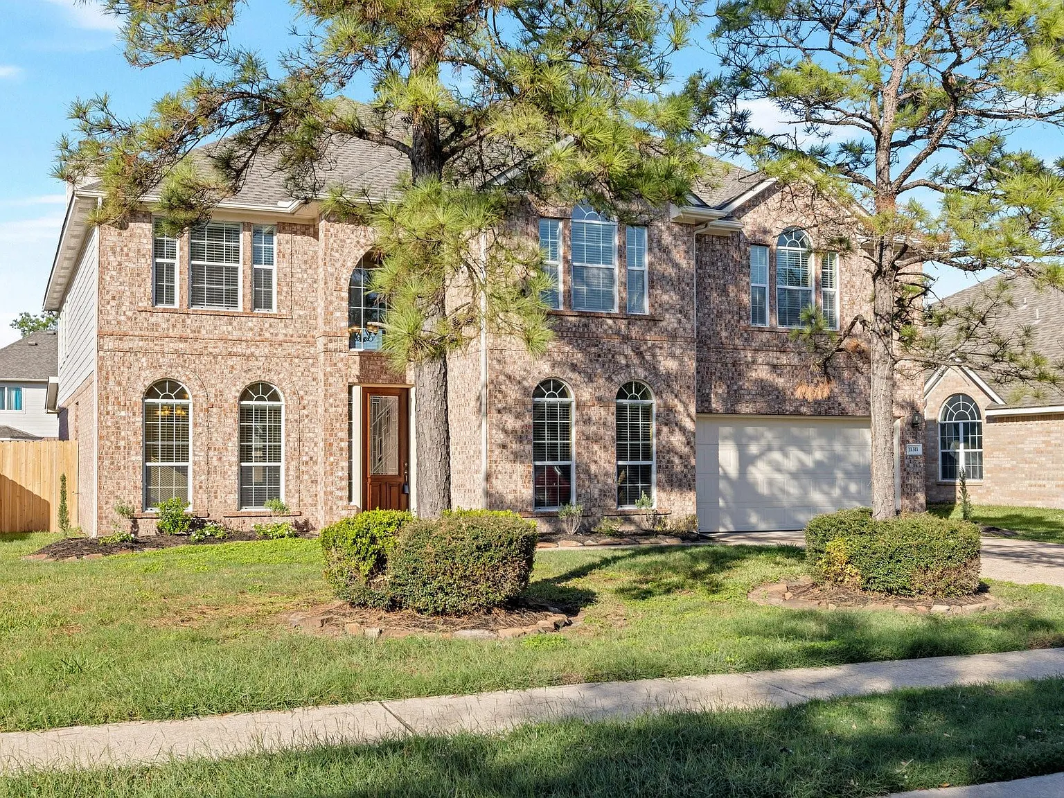 5 bed, 3.5 bath, 3950 sqft, $3,400 — Photo 2