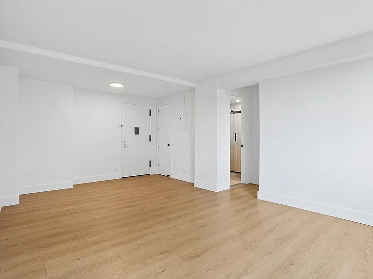 315 W 57th St #20A — Photo 3