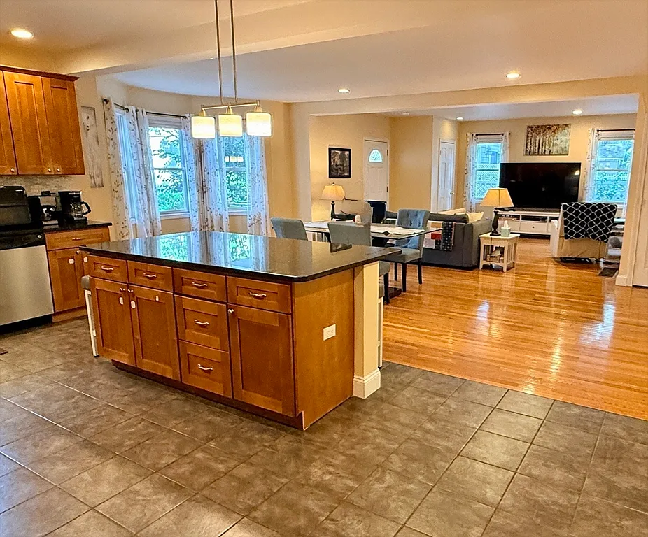 3 bed, 2.5 bath, 2077 sqft, $4,300 — Photo 2
