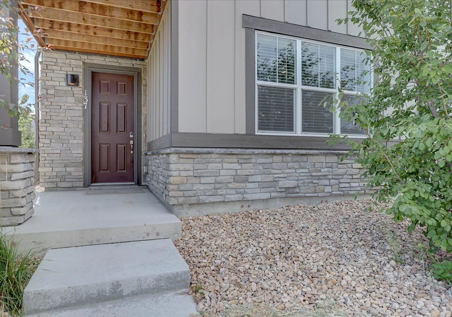 Like New 3bed/3bath/2car End-Unit Townhome — Photo 3
