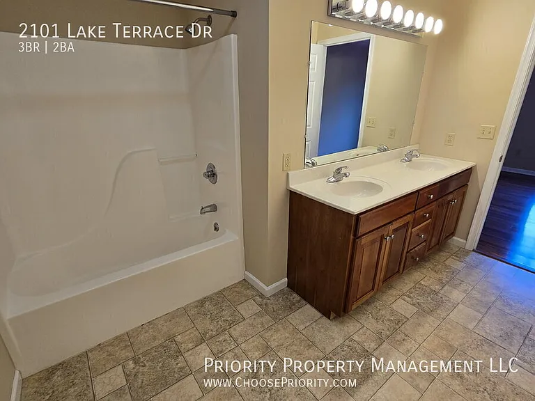 2101 Lake Terrace Dr — Photo 5
