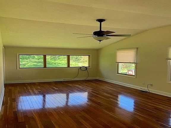 5th image of 655 School Ln NE