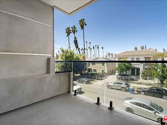 4th image of 846 S Mariposa Ave #206