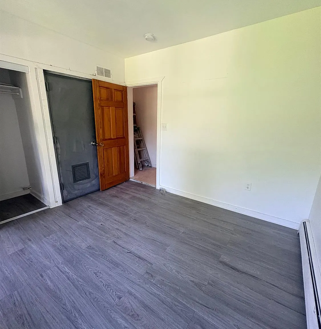3 bed, 1.0 bath, 2128 sqft, $2,900 — Photo 3