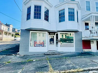 900 Walnut St — exterior photo