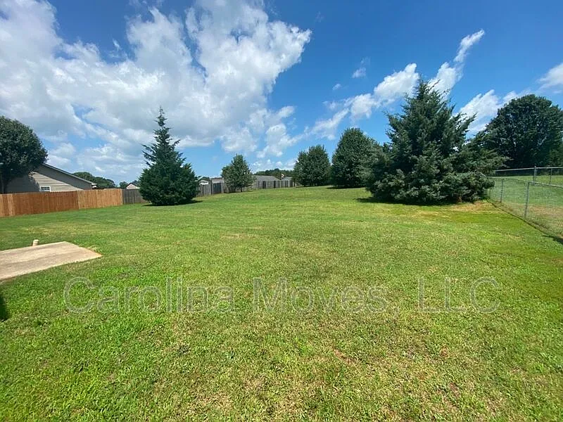 3 bed, 2.5 bath, 1800 sqft, $1,595 — Photo 2
