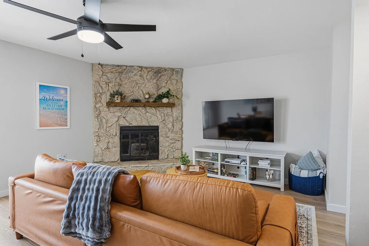 3 bed, 2.0 bath, 18298 sqft, $5,099 — Photo 4