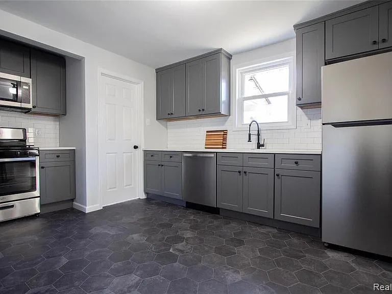 1308 E Milton Ave — Photo 2