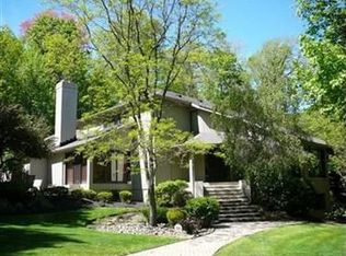 60 Basswood Ln, Moreland Hills, OH