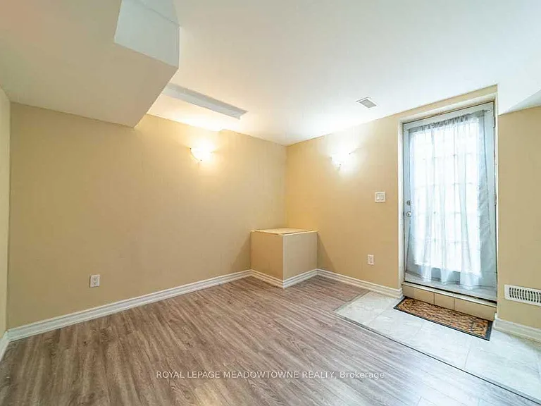 1036 Yates Dr — Photo 3