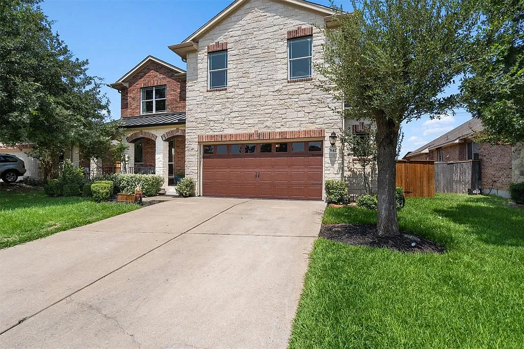 4 bed, 2.5 bath, 2848 sqft, $7,900 — Photo 2