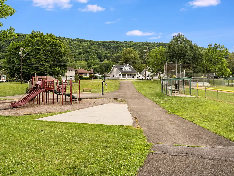 82 Terrace Dr — Photo 17