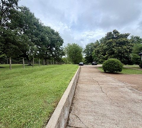 3rd image of 1389 Hunter Rd