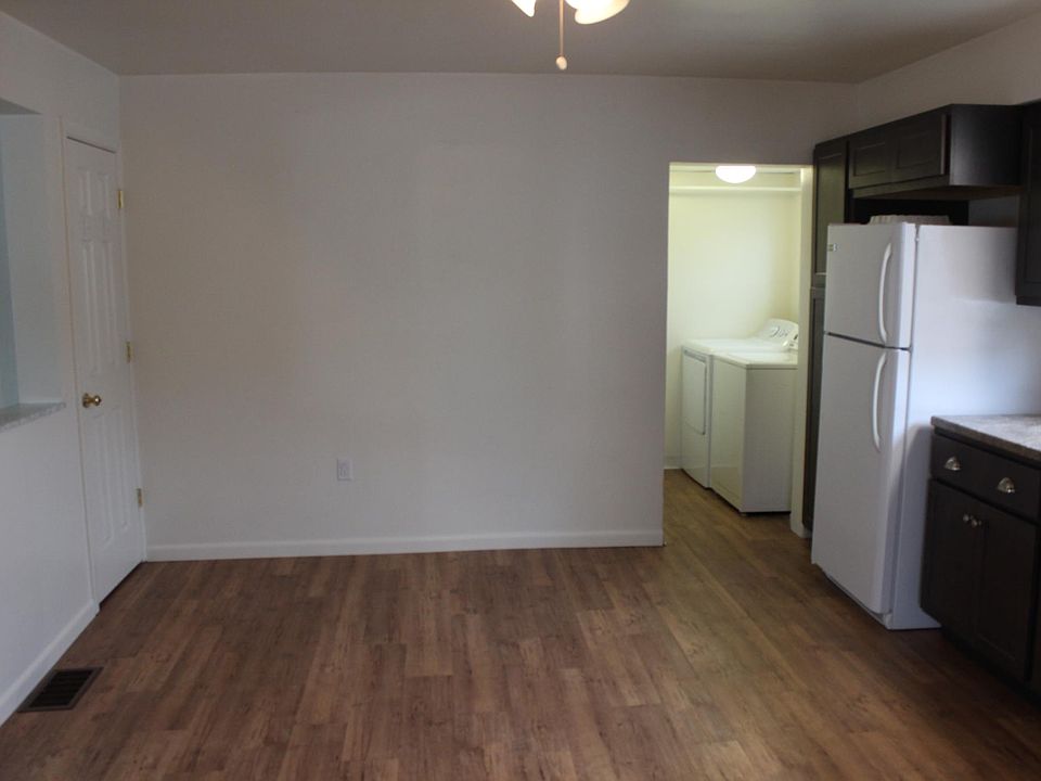17' x 13'6" Eat-in Kitchen & Laundry