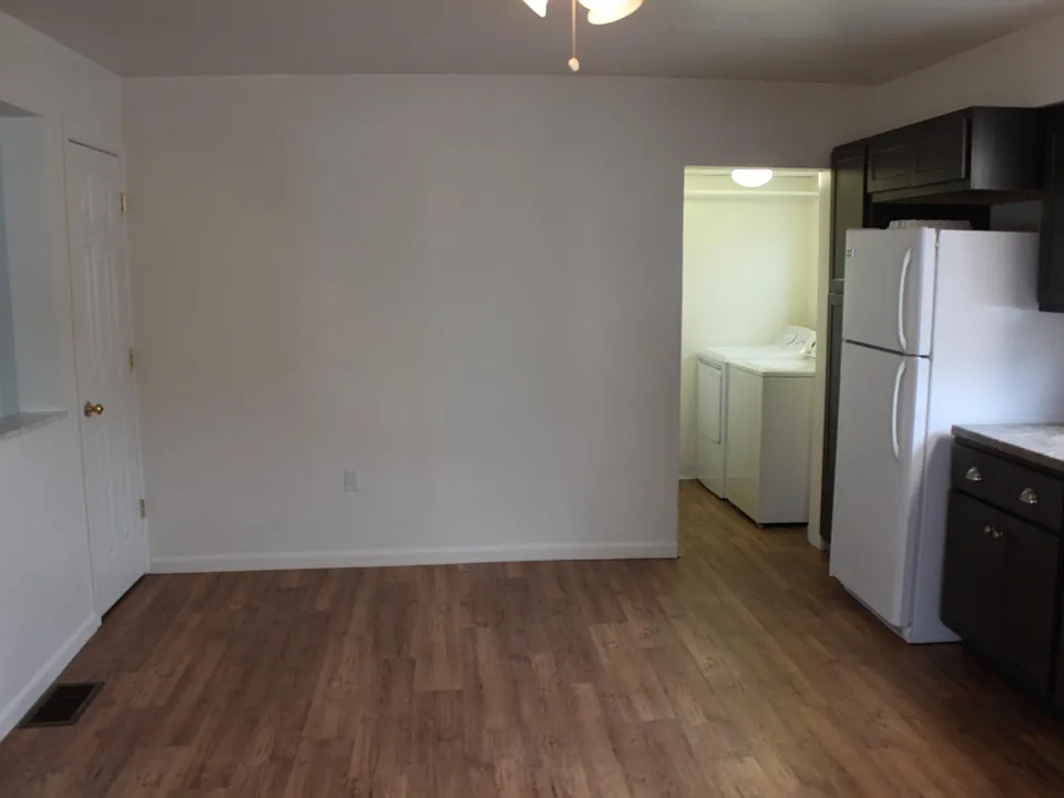 17' x 13'6" Eat-in Kitchen & Laundry