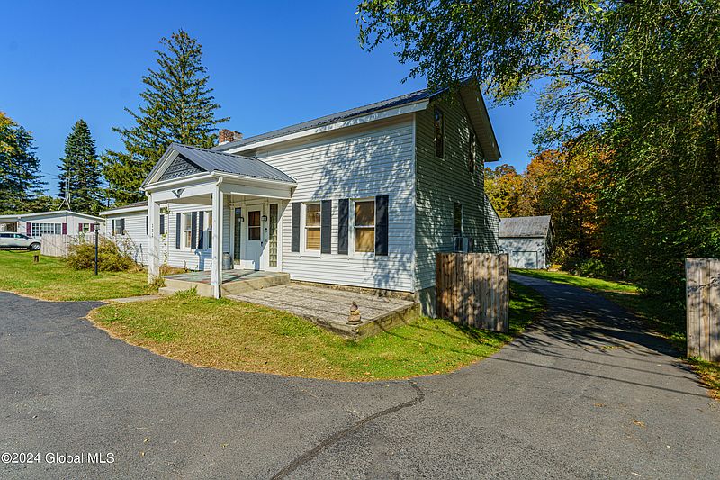 3rd image of 131 Tomhannock Road
