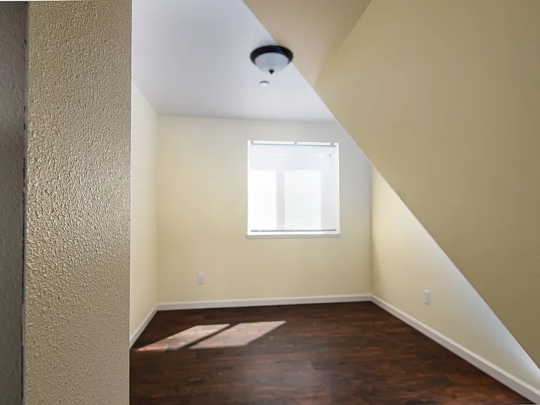 1960 NW Taylor Ave — Photo 24