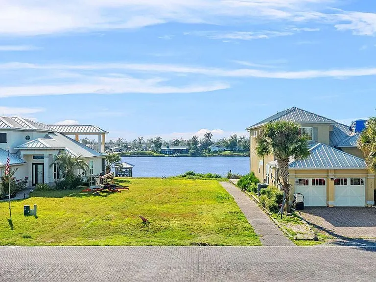 505 Emerald Coast Dr — Photo 3
