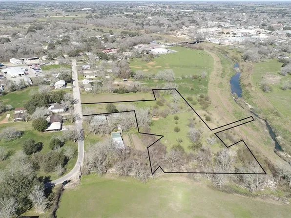 213 Mulberry St, Hallettsville, TX 77964