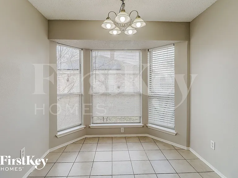912 Winterbury Ct — Photo 5