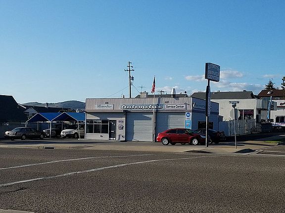 4th image of 583 W Grand Ave