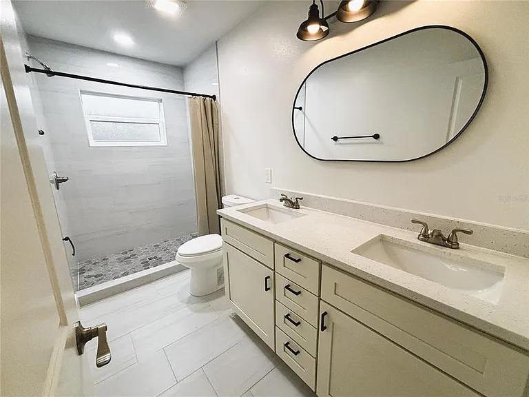 220 W North St — Photo 6